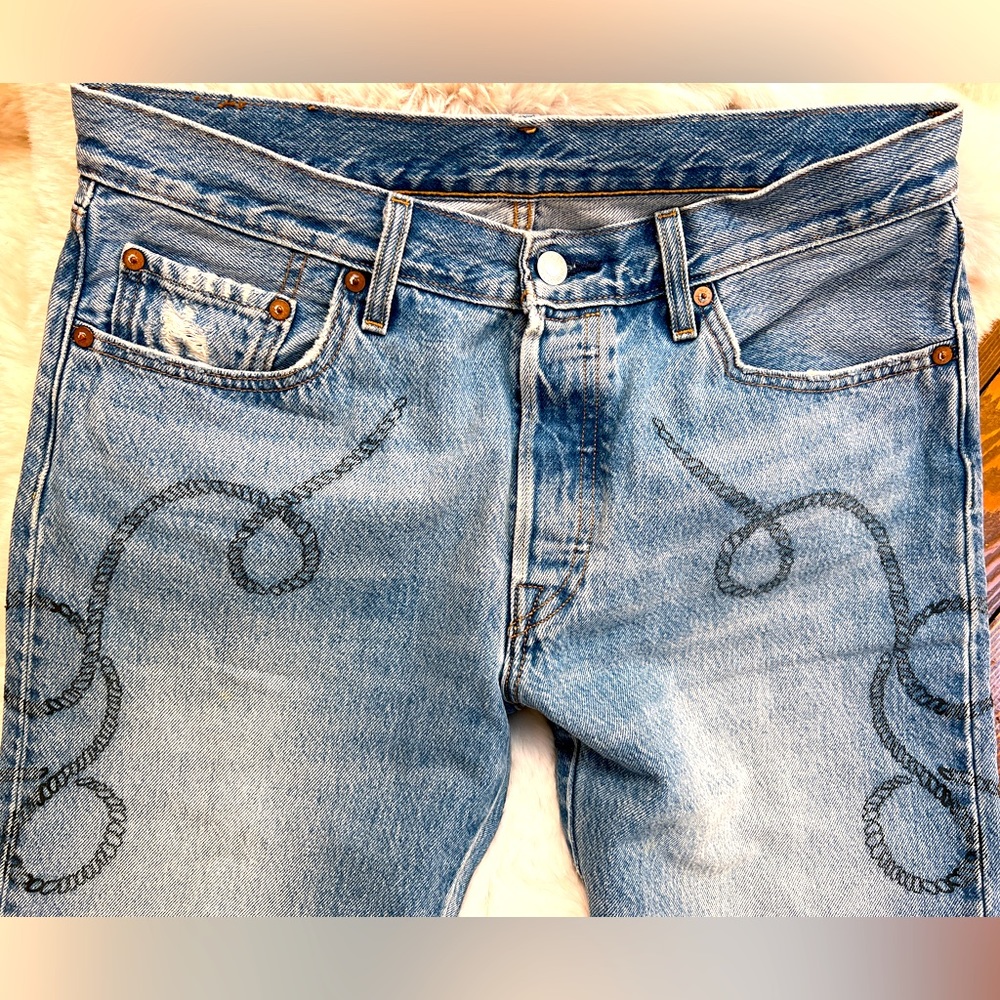 Unique LEVI’s 501 perfectly soft worn in sz 29 x 28 lasso painted stitch Western
